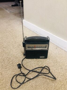 VTGE General Electric Solid State Radio Model 7-2810E Portable AM/FM Works Great